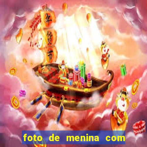 foto de menina com cabelo cacheado no espelho
