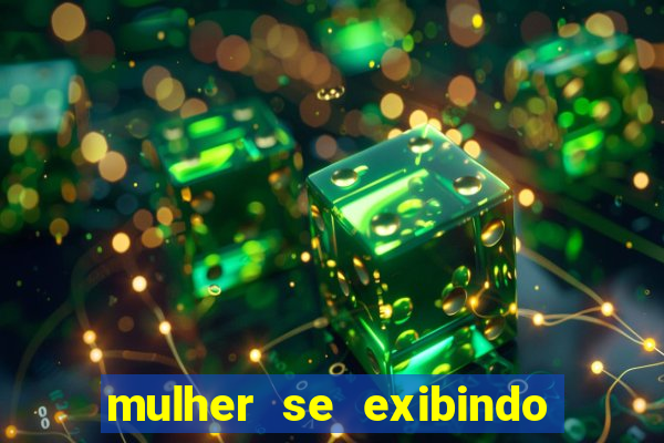 mulher se exibindo ao vivo