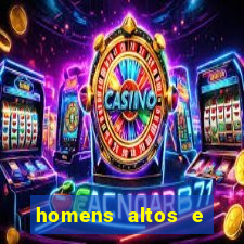 homens altos e magros pelados