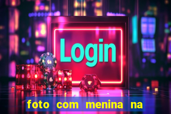 foto com menina na cama fake