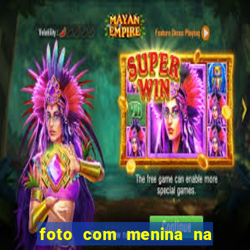 foto com menina na cama fake