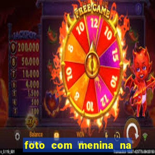 foto com menina na cama fake